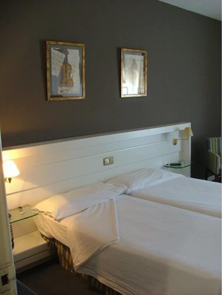 Hotel Las Cigueenas Trujillo Eksteriør bilde